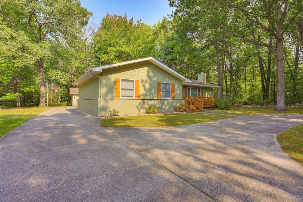 Houghton Lake Cottage Escape w/ Patio! view 4