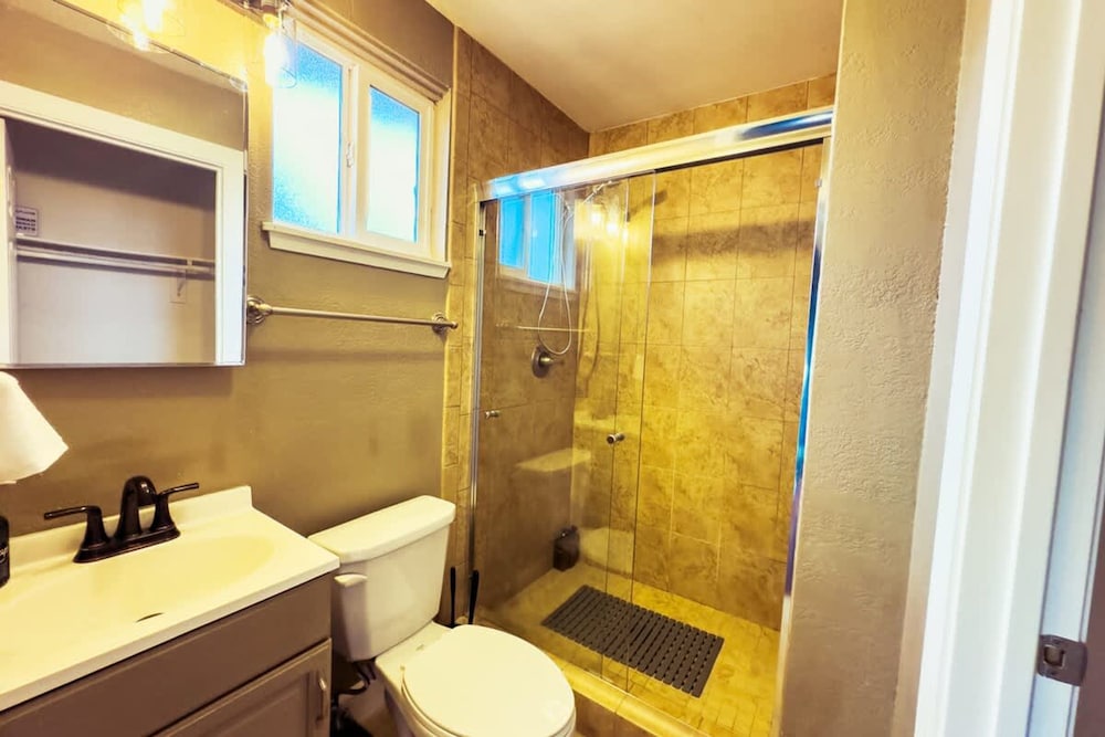 3B Achome Parking Wifi Fully Fenced Yard Jacuzzi