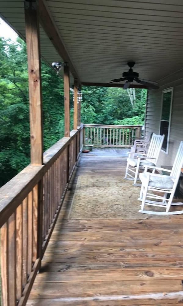 Comfortable Mountain Home near Everything yet Private