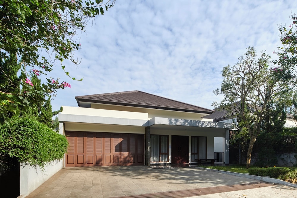 Chamomile Hill View 6BR Villa pool and movie room