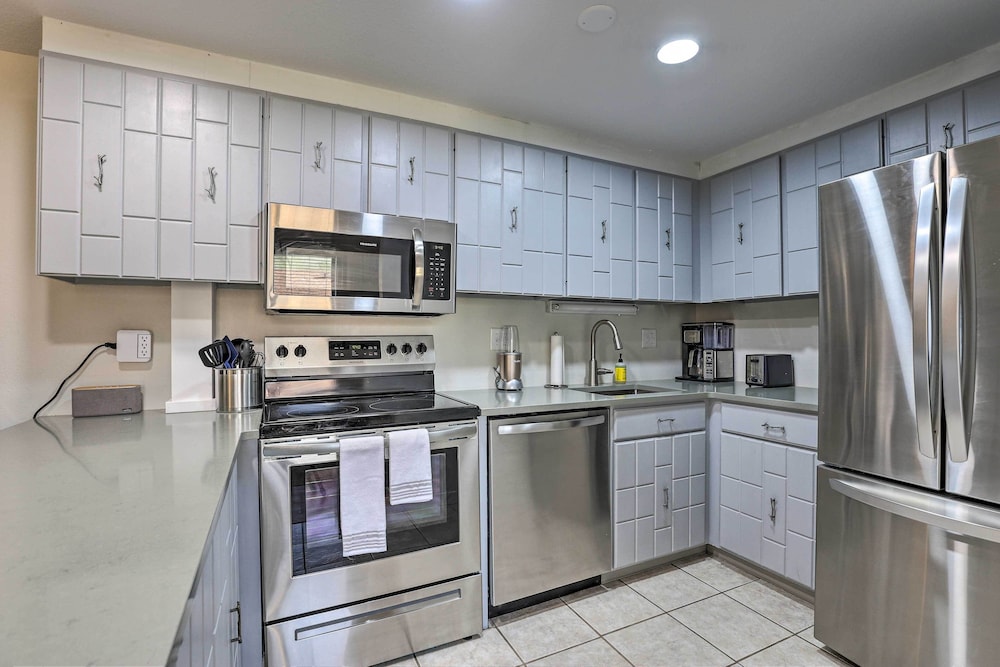 Modern Condo w/ Mtn Views: Near Dillon Reservoir!