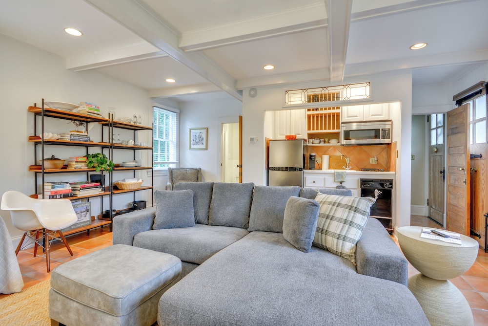 Walk to Main St: Historic High Point Carriage Home
