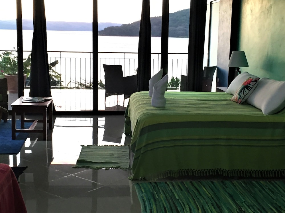 BlueBay Bugenvil Lake Lodge