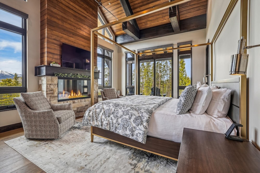 The Crowne Summit 6 Bedroom Home