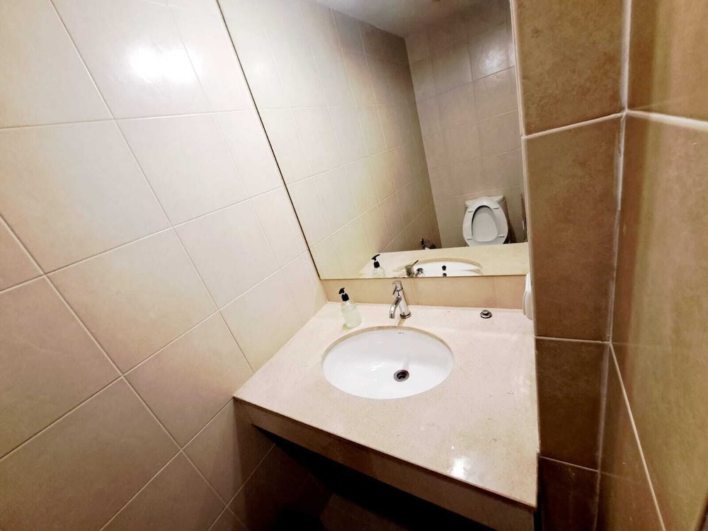 6C - 2 Bedroom Downtown Apartment With Shared Pool