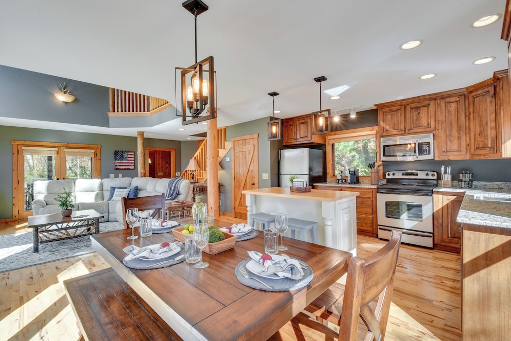Fish, Hike & Swim: Lake Burton Retreat w/ Hot Tub!