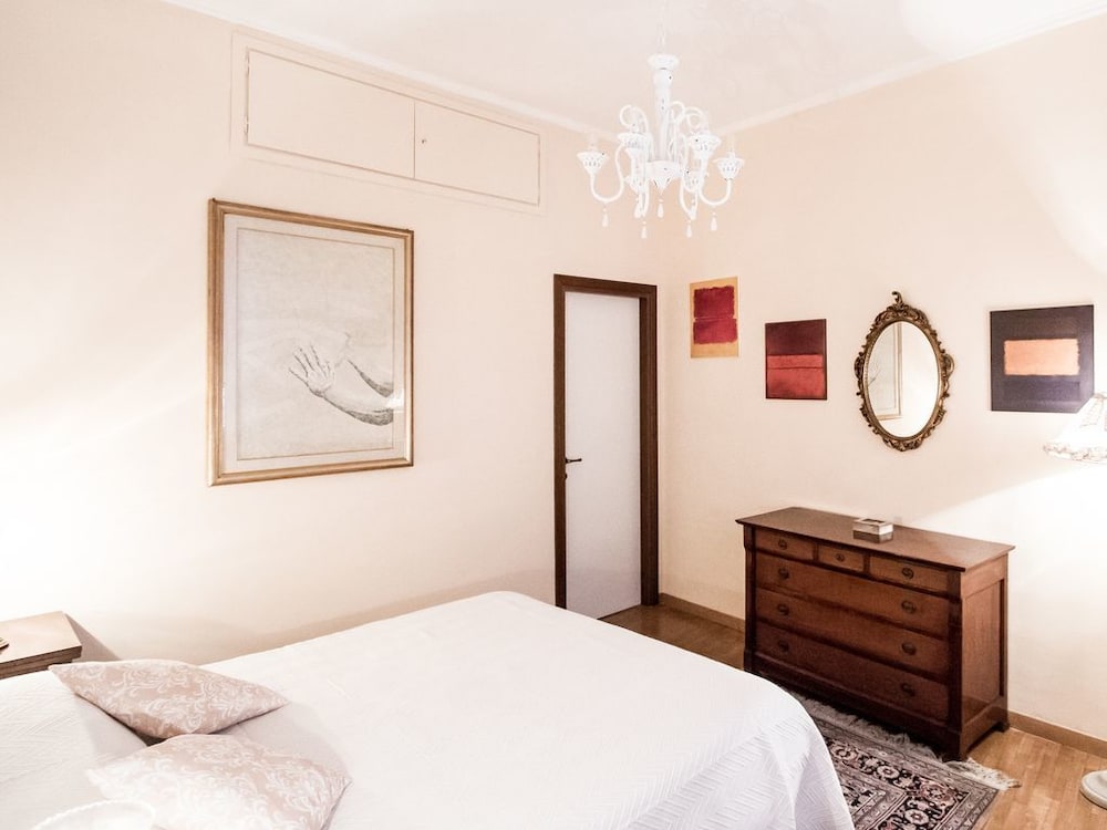 Trevi Fountain Home