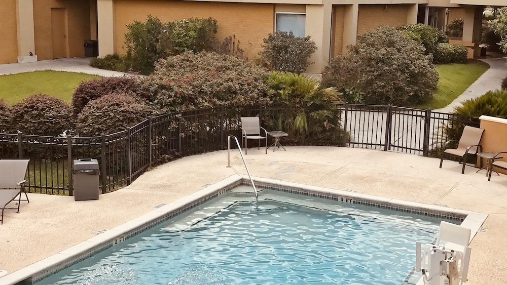 Statesboro Vacations - Quality Inn  Suites Conference Center Statesboro Historic District - Property Image 9