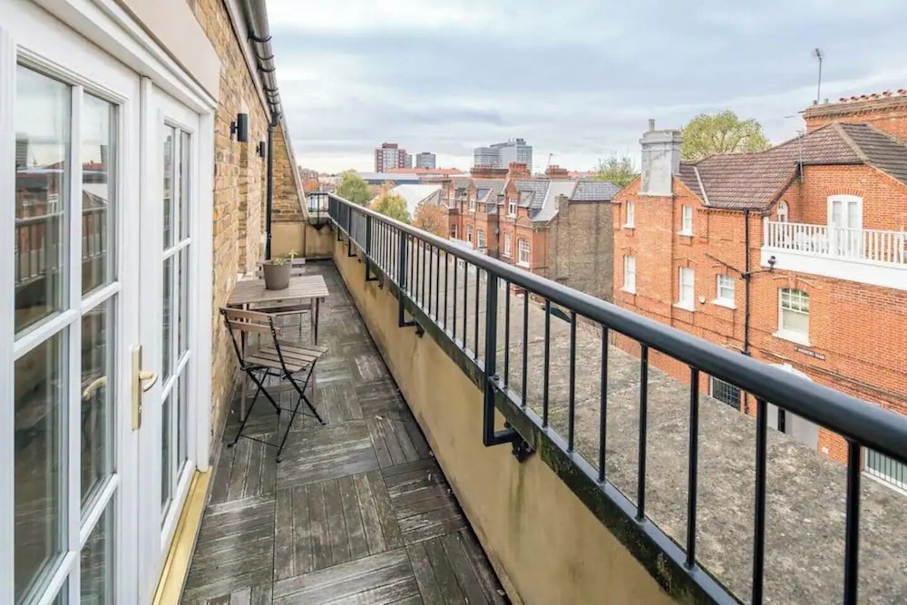 Designer 1 Bed Flat Barons Court Sleeps 4, Balcony