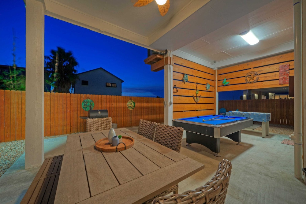Family-friendly Beach Home Bbq, Patio & Fire Pit & Mins to Beach Bottom's Up by Avantstay