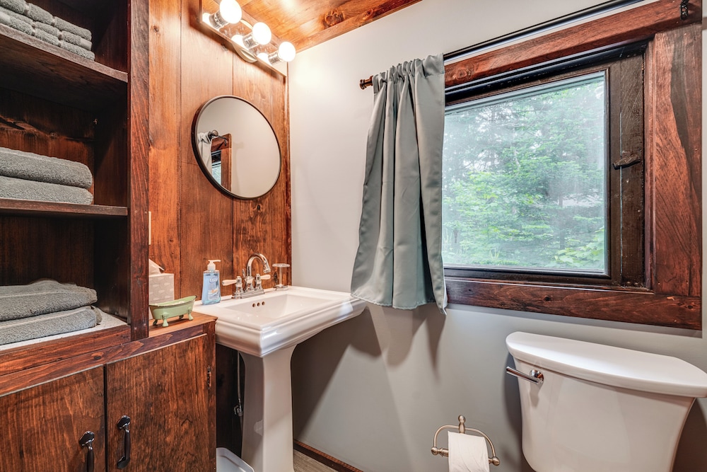 Walk to Barrett's Park: Wooded Cabin w/ Grill!