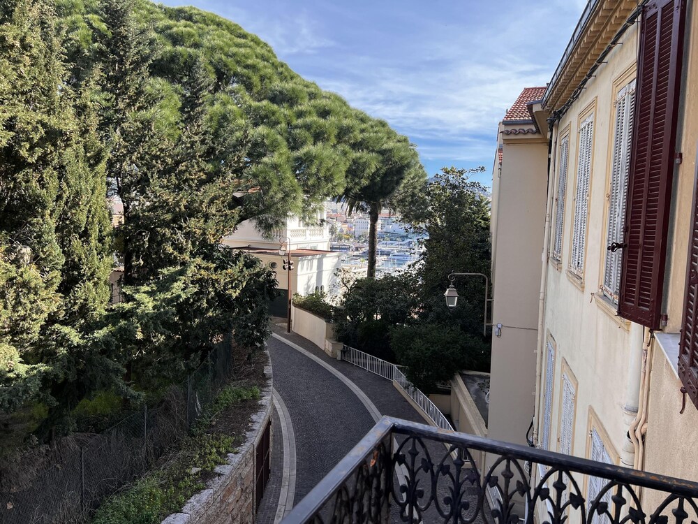 Charming 2 Bed Apartment With Balcony Located in Cannes Old Town Easy Walk to the Palais and Beaches - 120