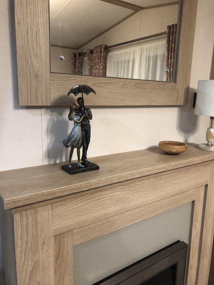 Luxury 2 Bedroom Caravan in Stunning Location view 5