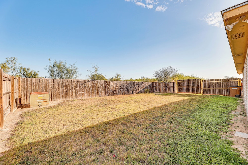 Convenient, Spacious & Peaceful: Home in Edinburg!