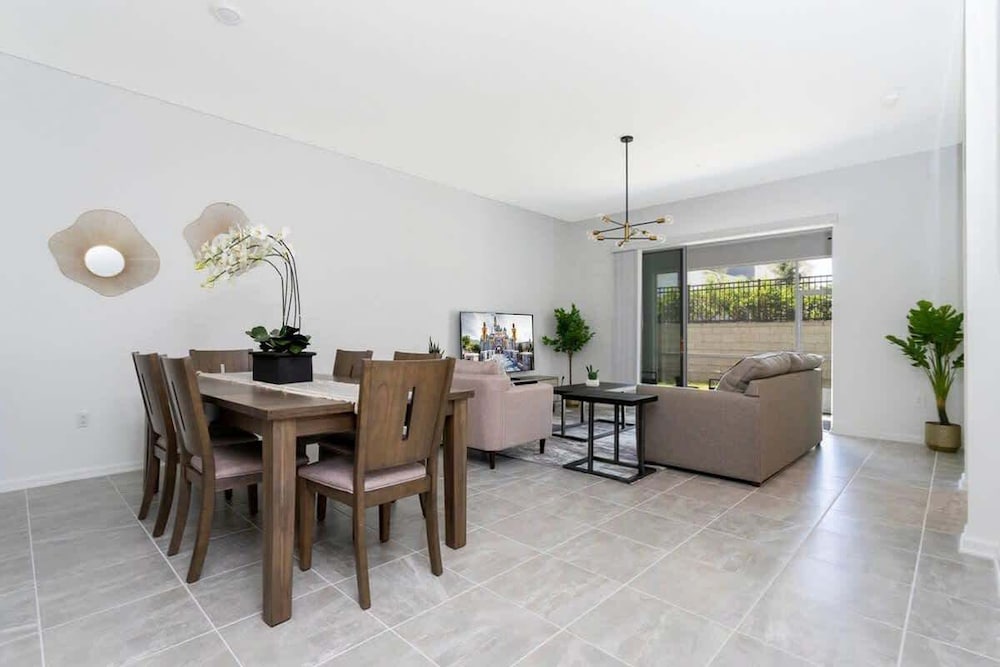 Modern 2Bd Townhome Minutes to Disney w Waterpark
