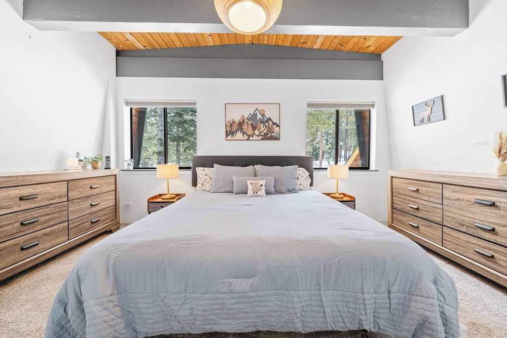 Tahoe City Retreat For 8!