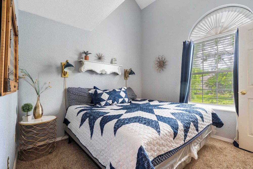 Warm Welcome Getaway Resort Stay for 6 With Amenities Near Downtown