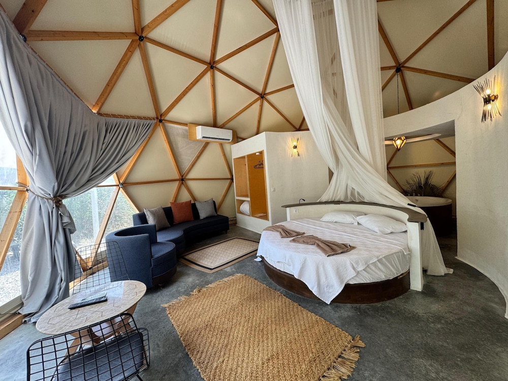 In Out Resort Glamping