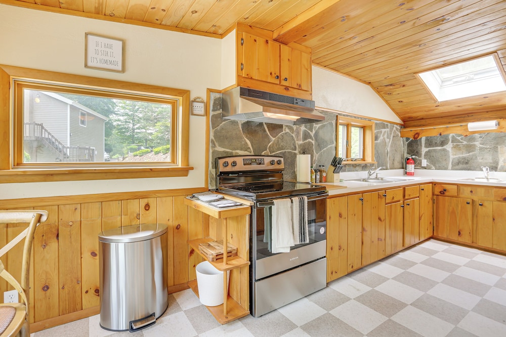 13 Mi to Ski Big Bear: Updated Getaway w/ Deck
