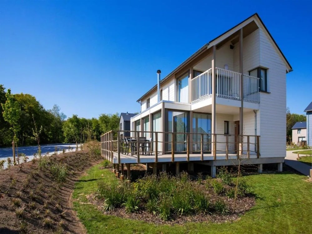 Spacious Villa Near Castle