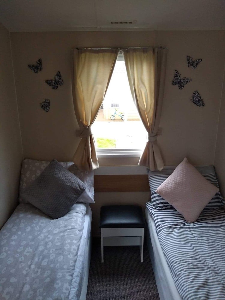 2 Bedroom 6 Berth Caravan With Decking view 5