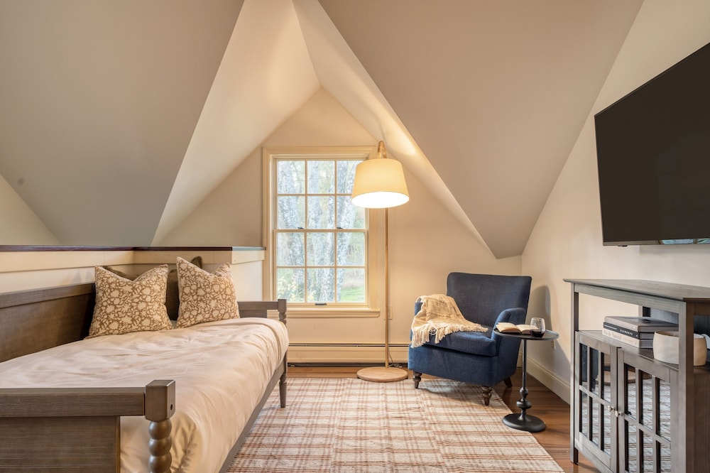 Cortland by Avantstay Charming Heritage Estate w Private Lake Pool