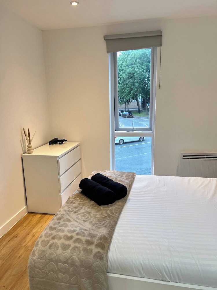 Spacious MCR Apartment - Gym - Terrace - Games Room - Free Secured Parking