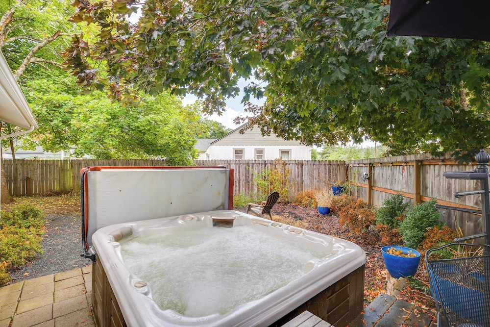 Hot Tub & Fenced Yard: Cozy Cottage Grove Home