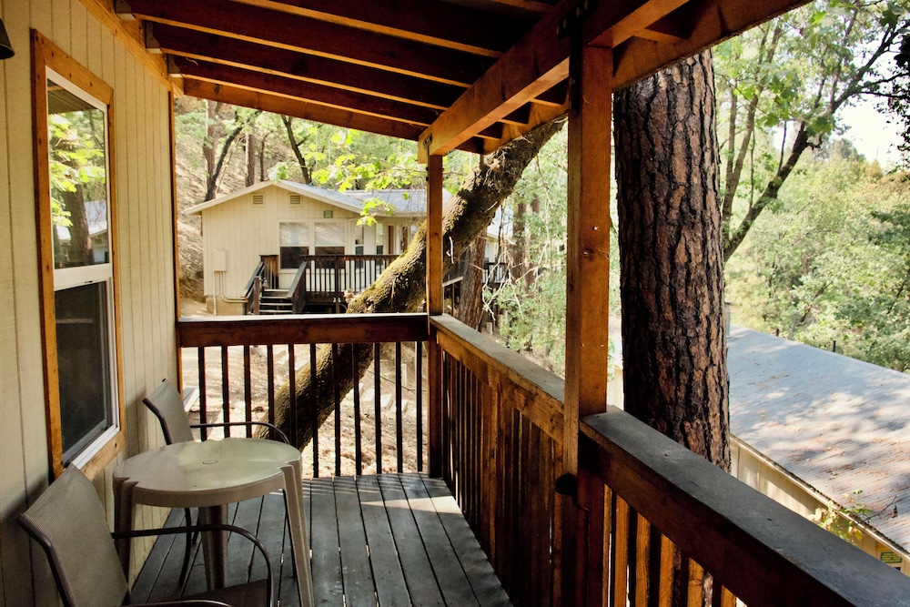 Yosemite Bug Rustic Mountain Resort