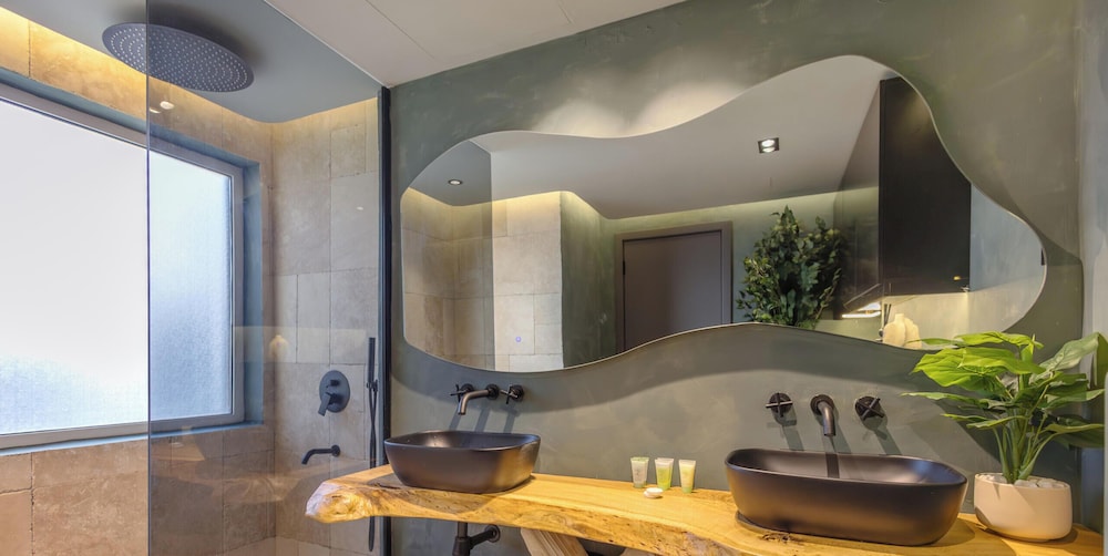 LUX Contemporary Marina View Suite 7