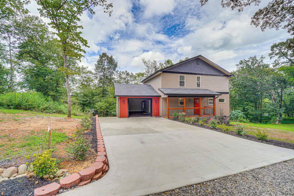 Private Hot Tub: Serene Family Home in Sevierville