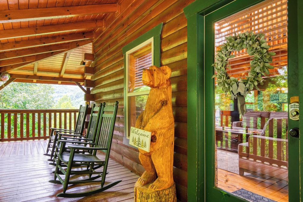 Triple Mountain View by Avantstay: Hot Tub, Game Room & Stunning Smoky Mountain Views