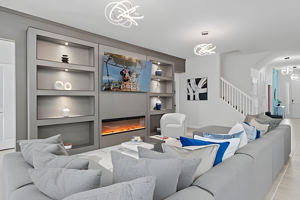 Luxury 6BR Near Universal, Pool, Spa & Game Room