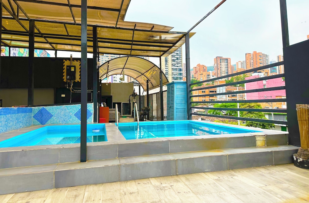 PROMO 18 BDRM Building, Pool+ 5Jacuzzis at Poblado