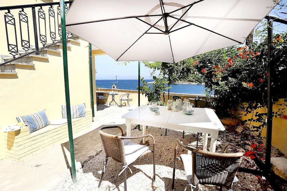 Vostalo apartments by Kassiopi's Sea