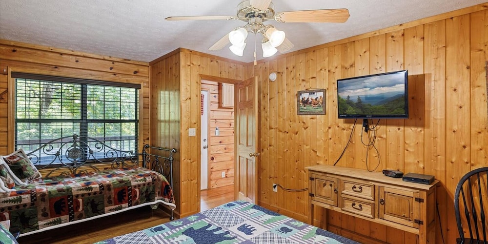 Smoky Mtn Lux Cabin Hot Tub Pool Views