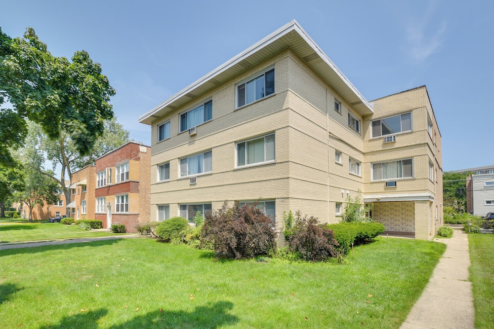 Walk to Train: Convenient Skokie Condo! view 4