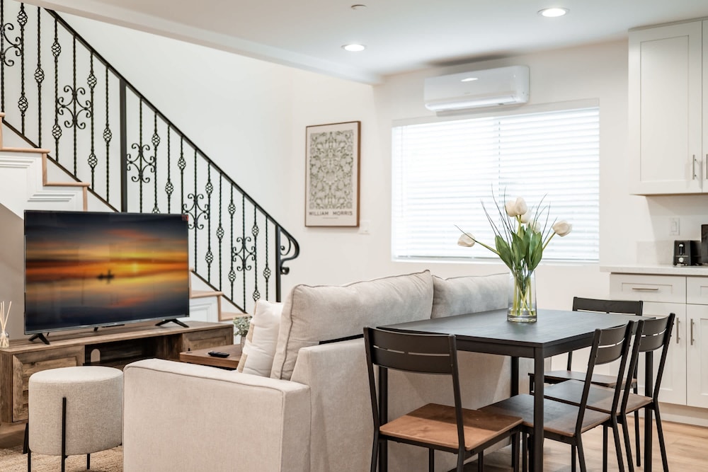 Cozy Modern Stay in Alhambra 30plus Days Welcome
