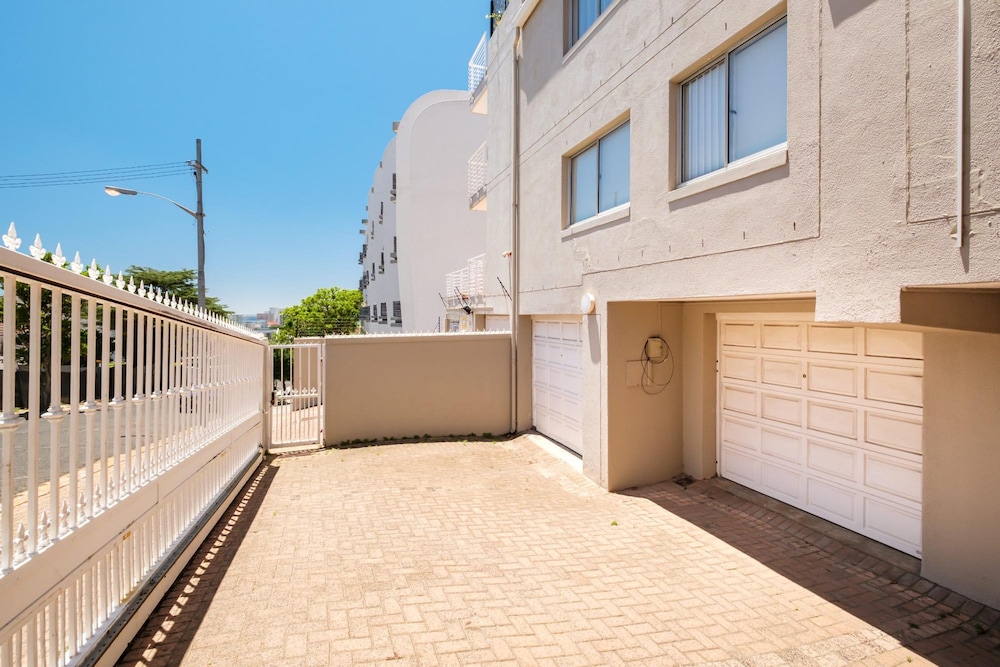 Green Point Modern 2bed Apartment Azura Atlantic