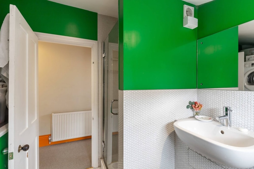 Lovely 4 Bedroom House near Portobello