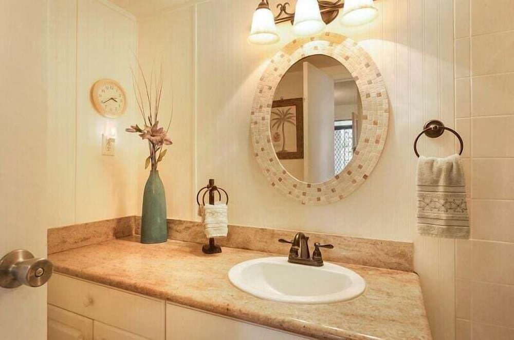 Top Floor With Ocean Views - Convenient Location - Vrkcv