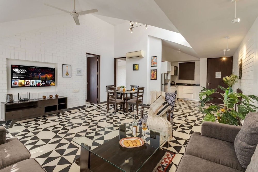 Modern 2bhk w Rooftop Pool 10 Mins Drive to Beach
