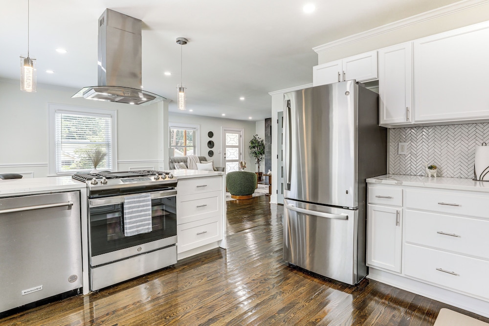 4 Mi to Aquarium & Arenas: Modern Atlanta Home