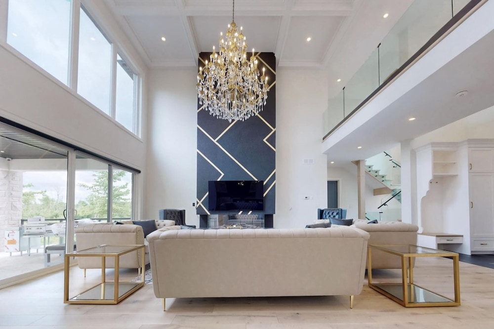 Lucky Mansion Luxury Villa in Fort Erie
