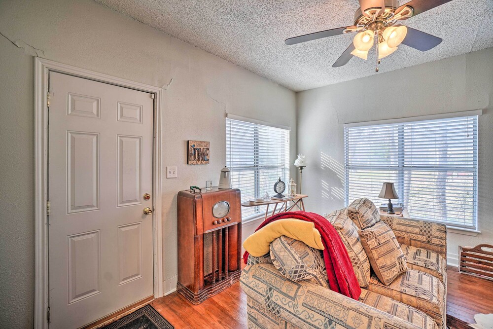 4 Miles to Lake Jacksboro: Cozy Texas Cottage