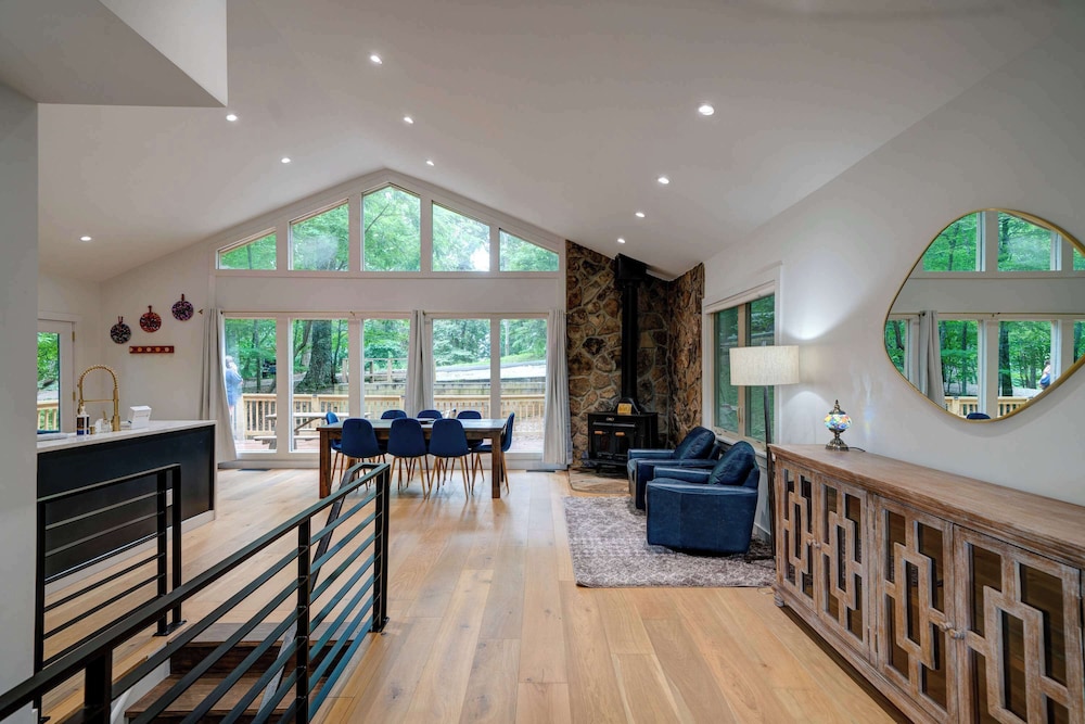 Mountain Views in Private Lake and Golf Community!