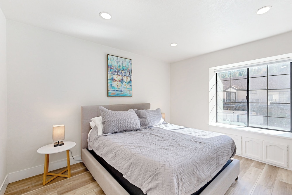 3 BR Lake Condo w/ Shared Pool & Spa