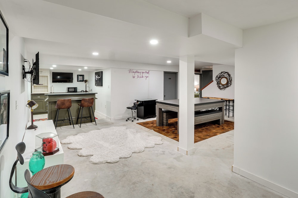 Hot Tub & Theater Room: Getaway in Falling Waters