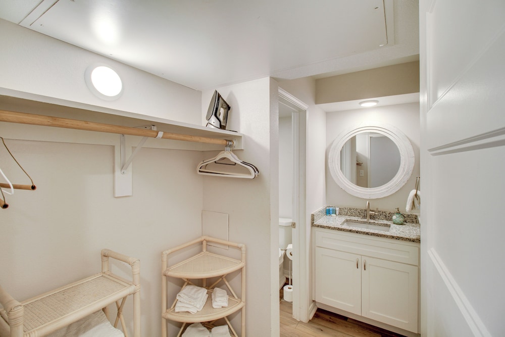 Steps to Sand: Breezy Port Aransas Condo!