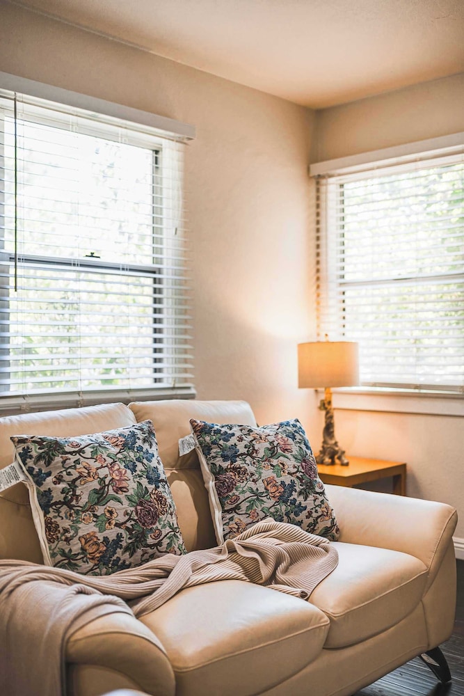 Not Affected by the Fire/spacious Retreat w/ Large Kitchen & Outdoor Patio